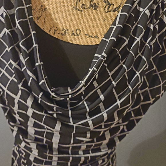 Jennie & MARLIS PETITE shirt size Med with White Skinny pants size 6 fit pants. - Picture 5 of 13